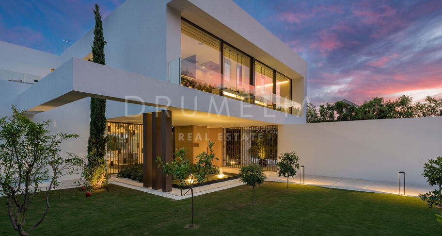 Villa moderna contemporánea de alto standing a estrenar con vistas al mar y a la montaña en la Milla de Oro de Marbella