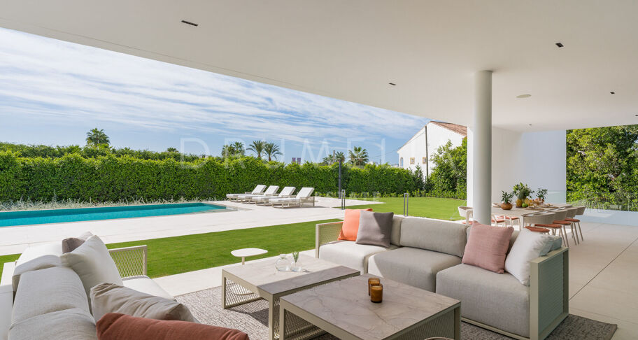 Villa moderna contemporánea de alto standing a estrenar con vistas al mar y a la montaña en la Milla de Oro de Marbella