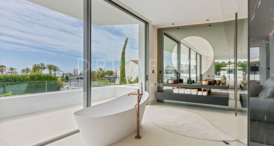 Villa moderna contemporánea de alto standing a estrenar con vistas al mar y a la montaña en la Milla de Oro de Marbella