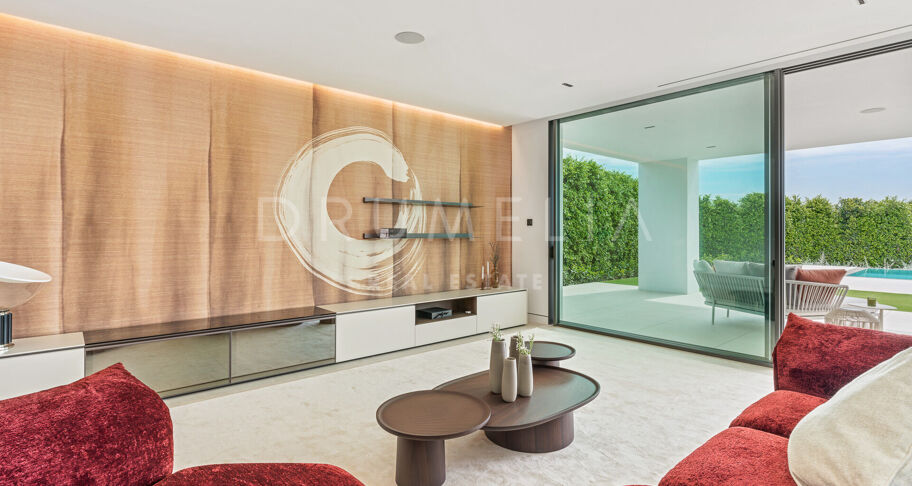 Villa moderna contemporánea de alto standing a estrenar con vistas al mar y a la montaña en la Milla de Oro de Marbella