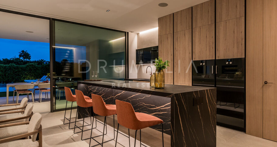 Villa moderna contemporánea de alto standing a estrenar con vistas al mar y a la montaña en la Milla de Oro de Marbella