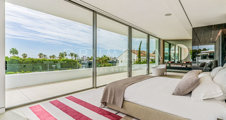 Villa moderna contemporánea de alto standing a estrenar con vistas al mar y a la montaña en la Milla de Oro de Marbella