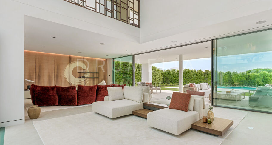 Villa moderna contemporánea de alto standing a estrenar con vistas al mar y a la montaña en la Milla de Oro de Marbella
