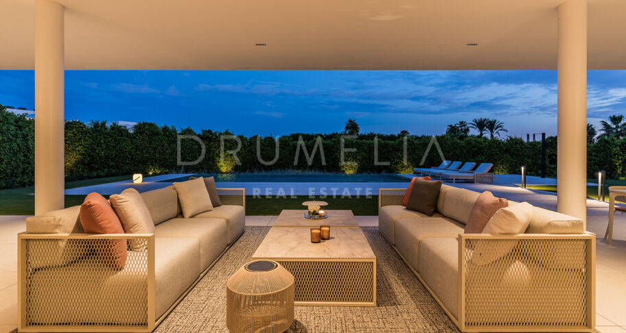 Villa moderna contemporánea de alto standing a estrenar con vistas al mar y a la montaña en la Milla de Oro de Marbella