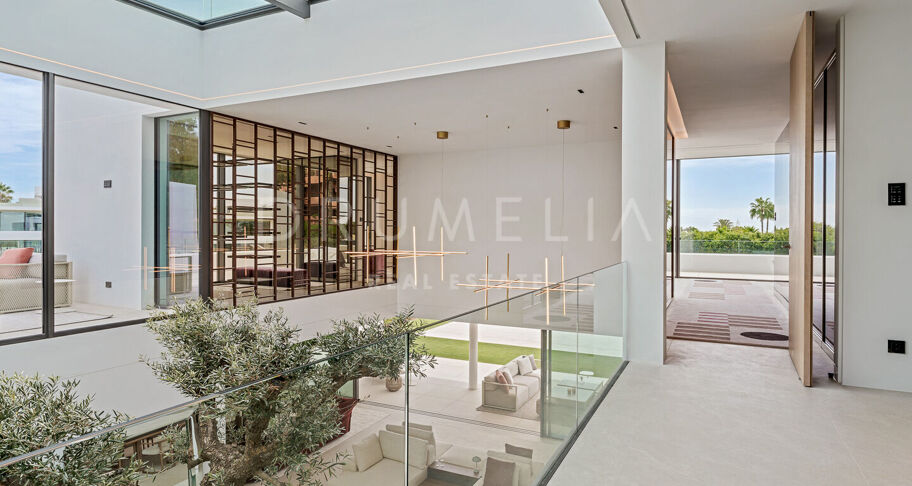Villa moderna contemporánea de alto standing a estrenar con vistas al mar y a la montaña en la Milla de Oro de Marbella