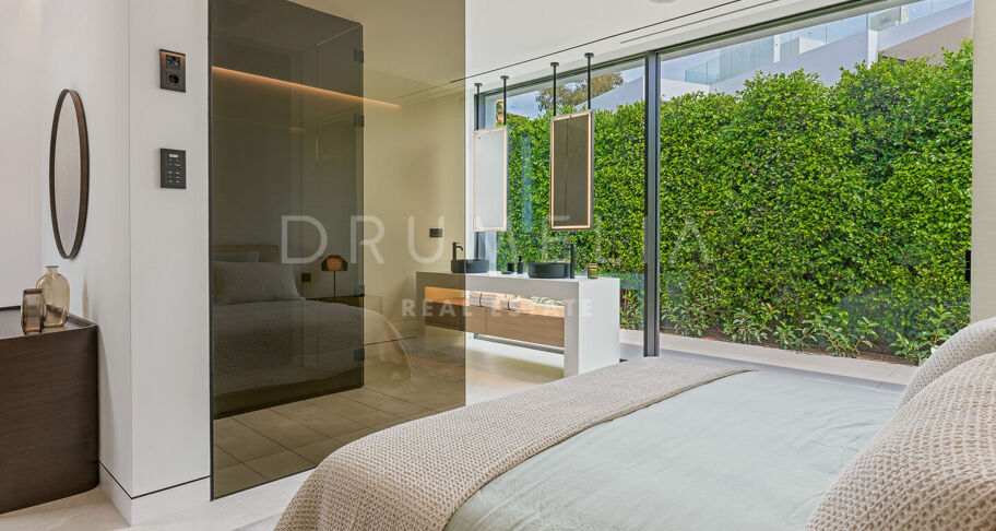 Villa moderna contemporánea de alto standing a estrenar con vistas al mar y a la montaña en la Milla de Oro de Marbella