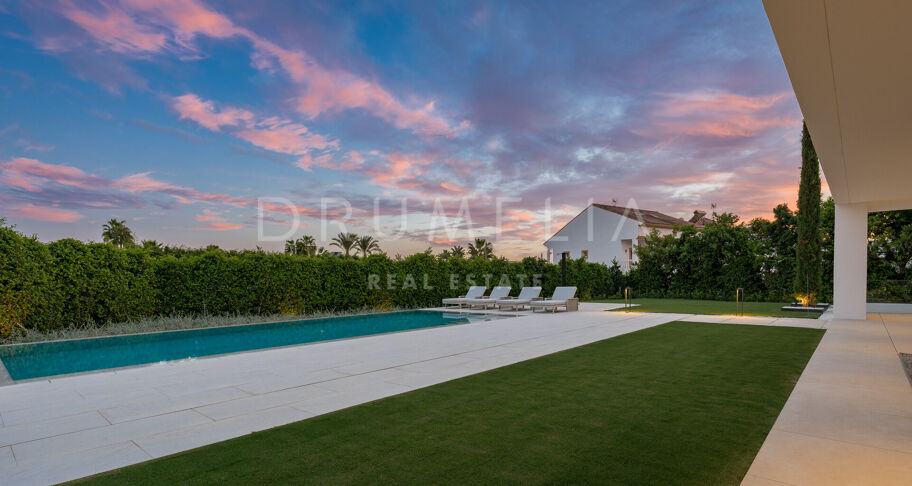 Villa moderna contemporánea de alto standing a estrenar con vistas al mar y a la montaña en la Milla de Oro de Marbella