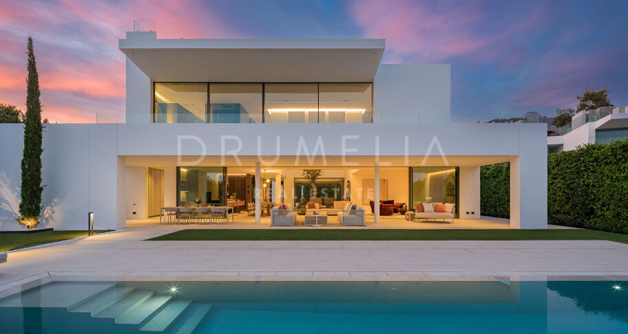 Villa moderna contemporánea de alto standing a estrenar con vistas al mar y a la montaña en la Milla de Oro de Marbella