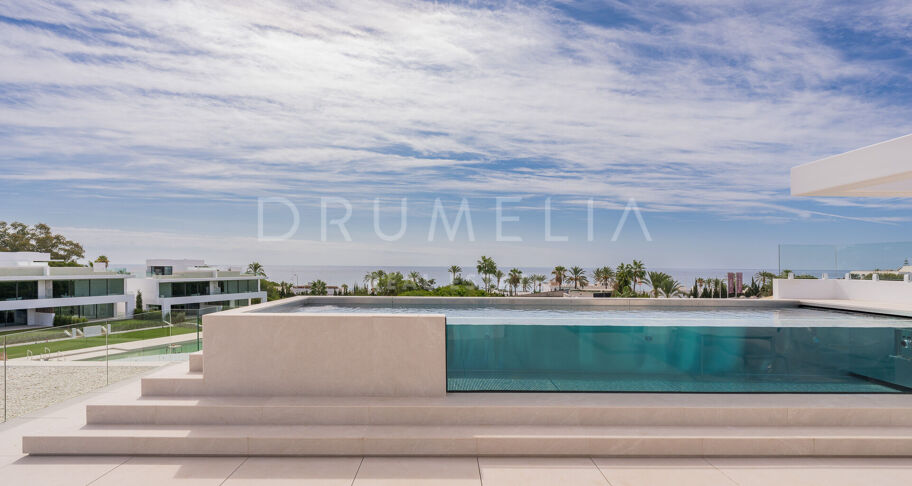 Villa moderna contemporánea de alto standing a estrenar con vistas al mar y a la montaña en la Milla de Oro de Marbella