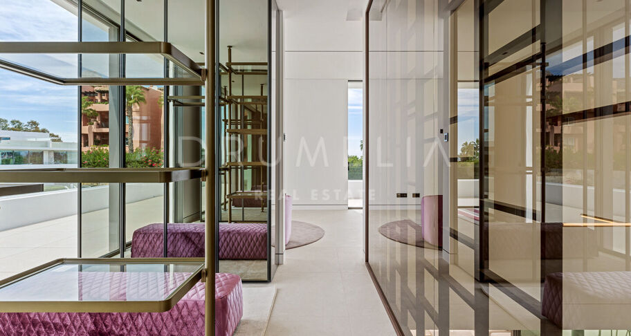 Villa moderna contemporánea de alto standing a estrenar con vistas al mar y a la montaña en la Milla de Oro de Marbella