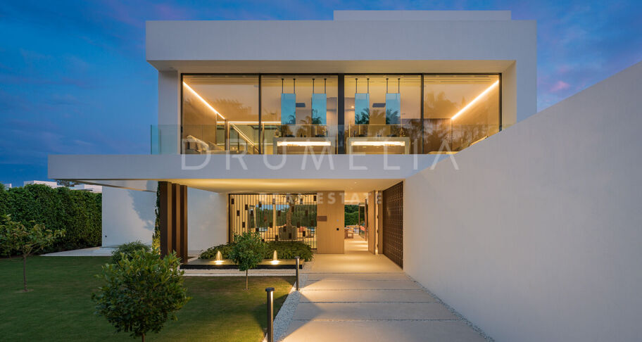 Villa moderna contemporánea de alto standing a estrenar con vistas al mar y a la montaña en la Milla de Oro de Marbella