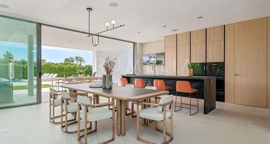 Villa moderna contemporánea de alto standing a estrenar con vistas al mar y a la montaña en la Milla de Oro de Marbella