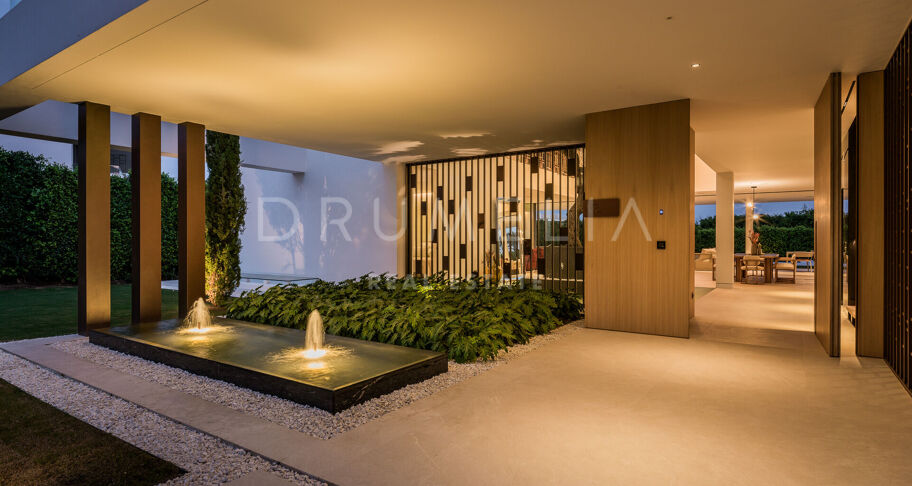 Villa moderna contemporánea de alto standing a estrenar con vistas al mar y a la montaña en la Milla de Oro de Marbella