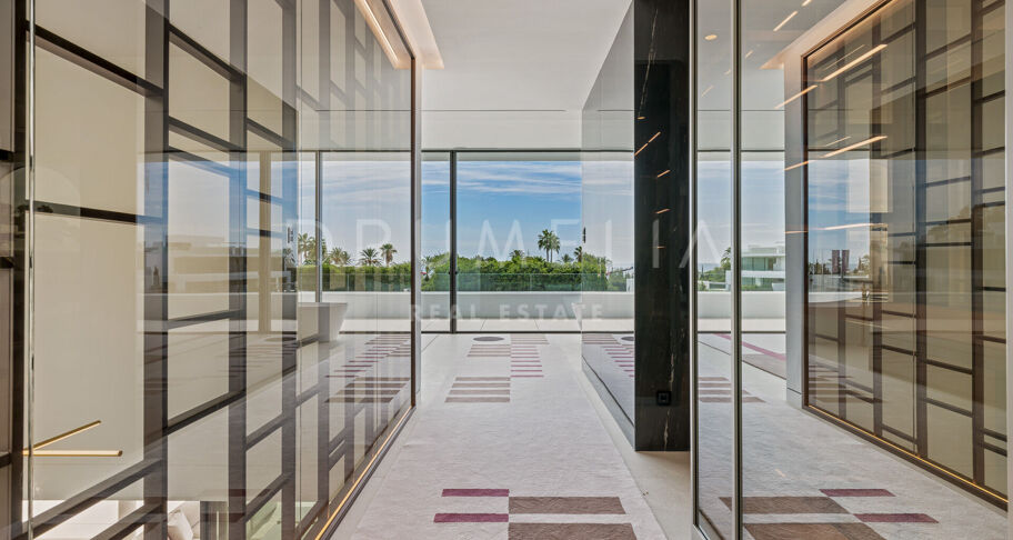 Villa moderna contemporánea de alto standing a estrenar con vistas al mar y a la montaña en la Milla de Oro de Marbella