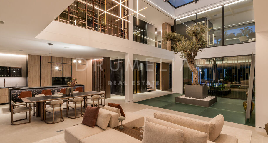 Villa moderna contemporánea de alto standing a estrenar con vistas al mar y a la montaña en la Milla de Oro de Marbella