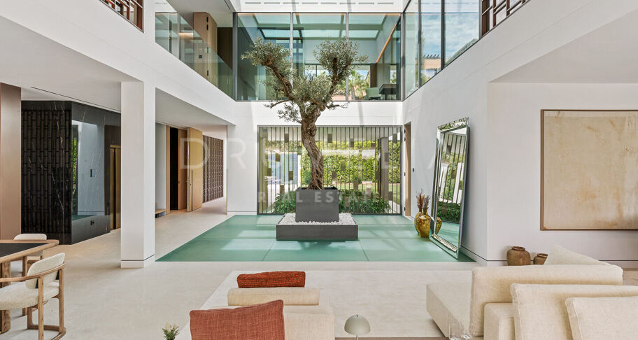 Villa moderna contemporánea de alto standing a estrenar con vistas al mar y a la montaña en la Milla de Oro de Marbella