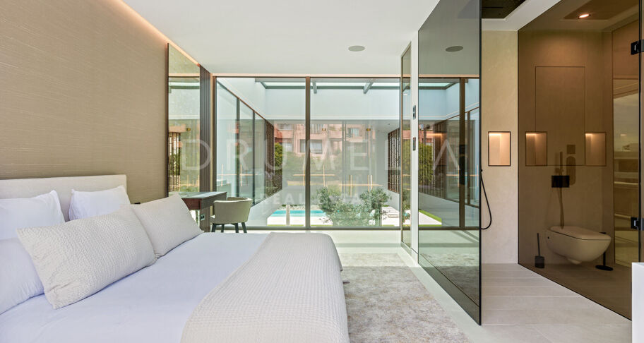 Villa moderna contemporánea de alto standing a estrenar con vistas al mar y a la montaña en la Milla de Oro de Marbella