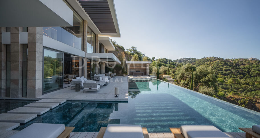 Luxe eigentijds villaproject met panoramisch uitzicht op zee en de bergen in La Zagaleta, Benahavis