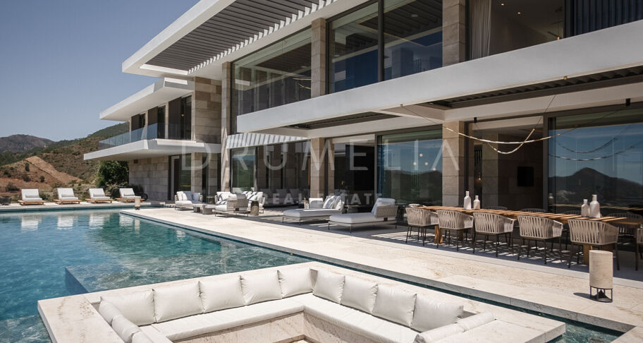 Luxe eigentijds villaproject met panoramisch uitzicht op zee en de bergen in La Zagaleta, Benahavis