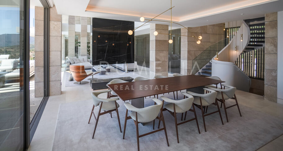 Luxe eigentijds villaproject met panoramisch uitzicht op zee en de bergen in La Zagaleta, Benahavis