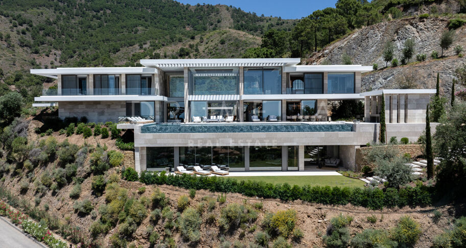 Luxe eigentijds villaproject met panoramisch uitzicht op zee en de bergen in La Zagaleta, Benahavis