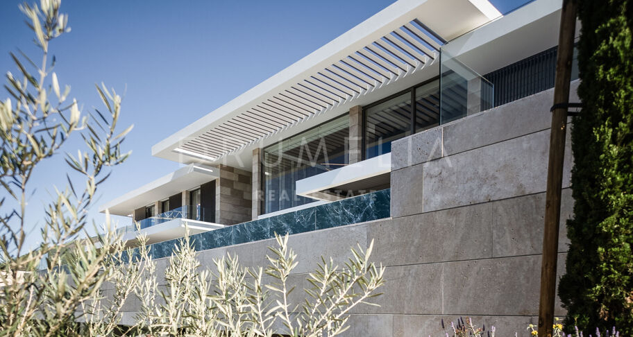 Luxe eigentijds villaproject met panoramisch uitzicht op zee en de bergen in La Zagaleta, Benahavis