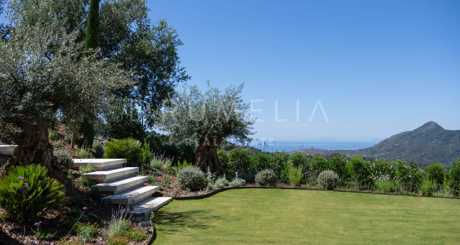 Luxe eigentijds villaproject met panoramisch uitzicht op zee en de bergen in La Zagaleta, Benahavis