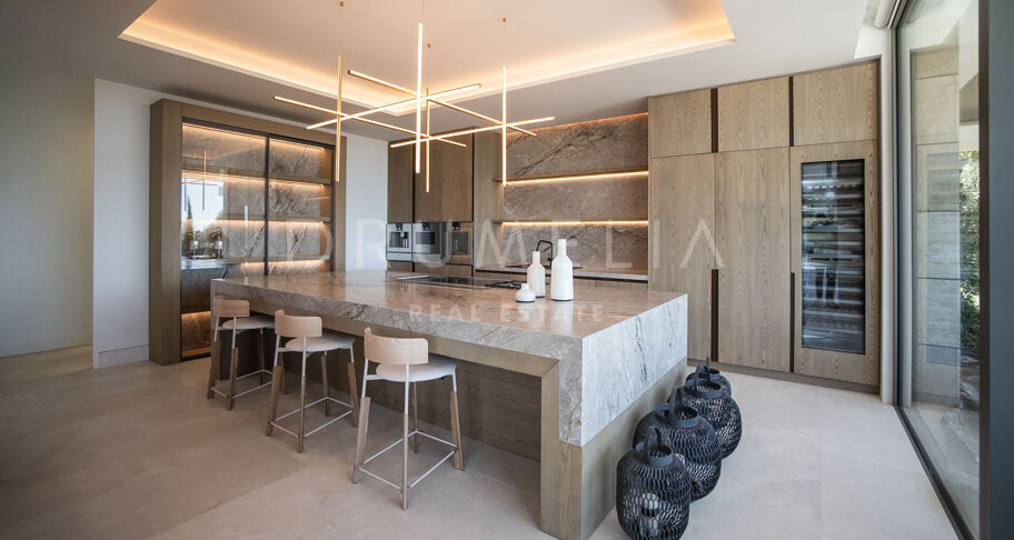 Luxe eigentijds villaproject met panoramisch uitzicht op zee en de bergen in La Zagaleta, Benahavis