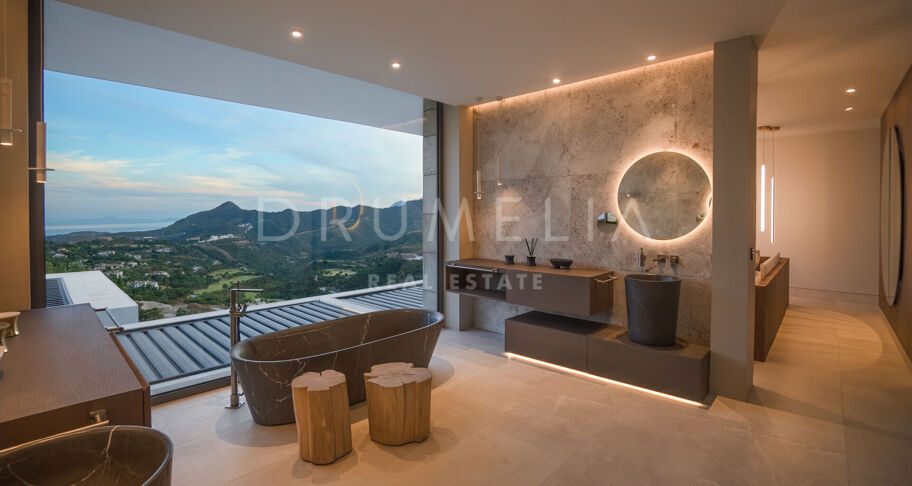 Luxe eigentijds villaproject met panoramisch uitzicht op zee en de bergen in La Zagaleta, Benahavis