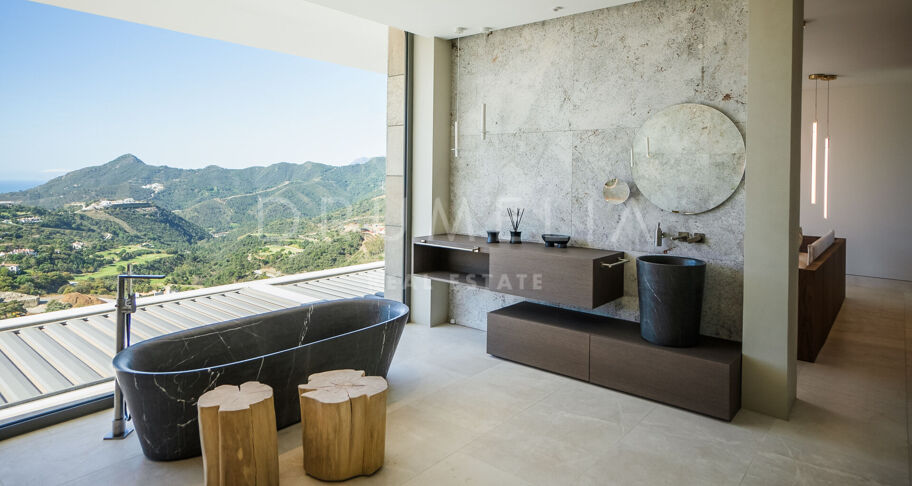 Luxe eigentijds villaproject met panoramisch uitzicht op zee en de bergen in La Zagaleta, Benahavis