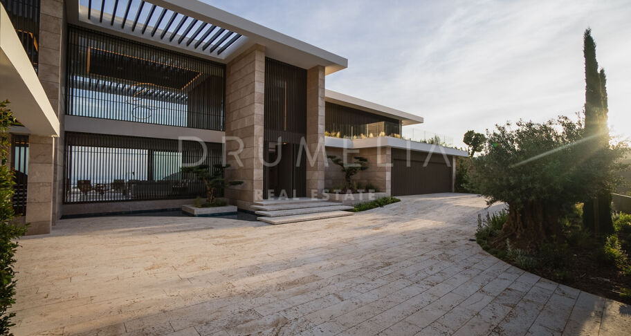 Luxe eigentijds villaproject met panoramisch uitzicht op zee en de bergen in La Zagaleta, Benahavis