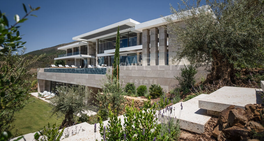 Luxe eigentijds villaproject met panoramisch uitzicht op zee en de bergen in La Zagaleta, Benahavis
