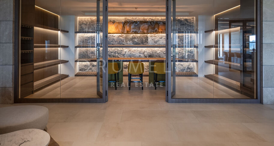 Luxe eigentijds villaproject met panoramisch uitzicht op zee en de bergen in La Zagaleta, Benahavis