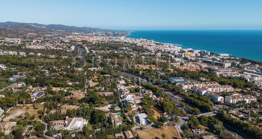 Nach Süden ausgerichtetes Grundstück mit Projekt und Baugenehmigung in Rocio de Nagüeles - Marbella Golden Mile
