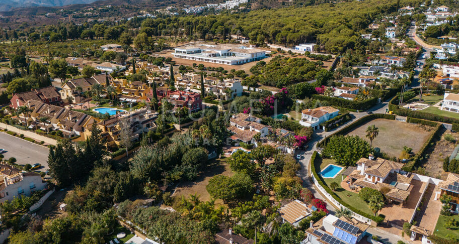 Nach Süden ausgerichtetes Grundstück mit Projekt und Baugenehmigung in Rocio de Nagüeles - Marbella Golden Mile
