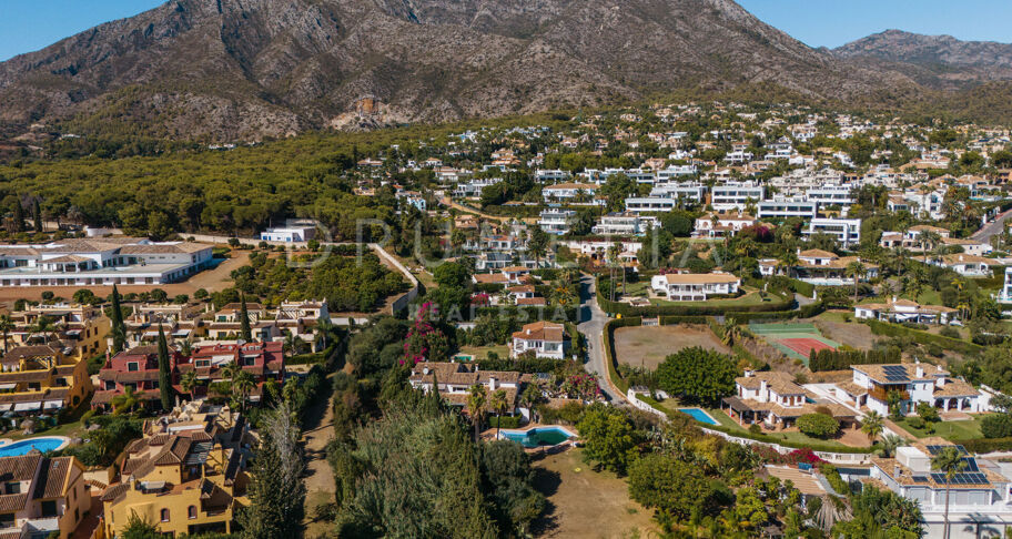 Nach Süden ausgerichtetes Grundstück mit Projekt und Baugenehmigung in Rocio de Nagüeles - Marbella Golden Mile