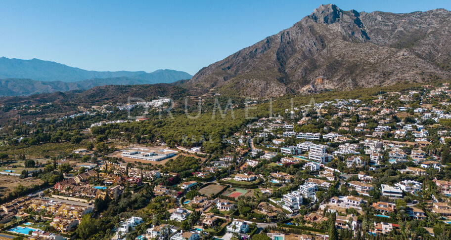 Nach Süden ausgerichtetes Grundstück mit Projekt und Baugenehmigung in Rocio de Nagüeles - Marbella Golden Mile