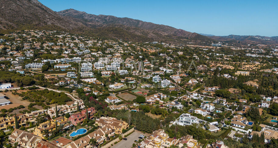 Nach Süden ausgerichtetes Grundstück mit Projekt und Baugenehmigung in Rocio de Nagüeles - Marbella Golden Mile
