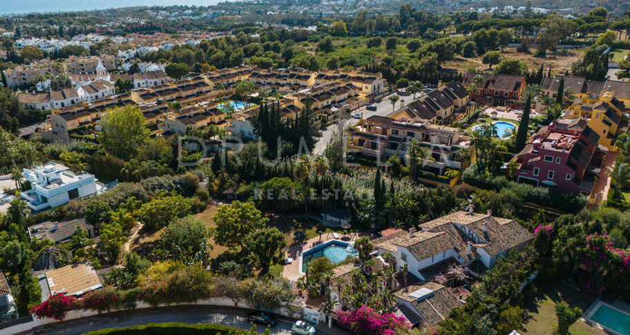 Nach Süden ausgerichtetes Grundstück mit Projekt und Baugenehmigung in Rocio de Nagüeles - Marbella Golden Mile