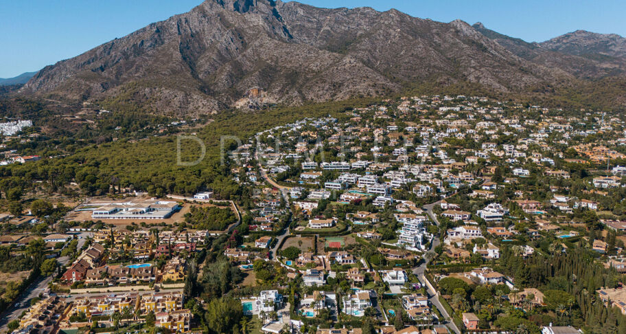 Nach Süden ausgerichtetes Grundstück mit Projekt und Baugenehmigung in Rocio de Nagüeles - Marbella Golden Mile