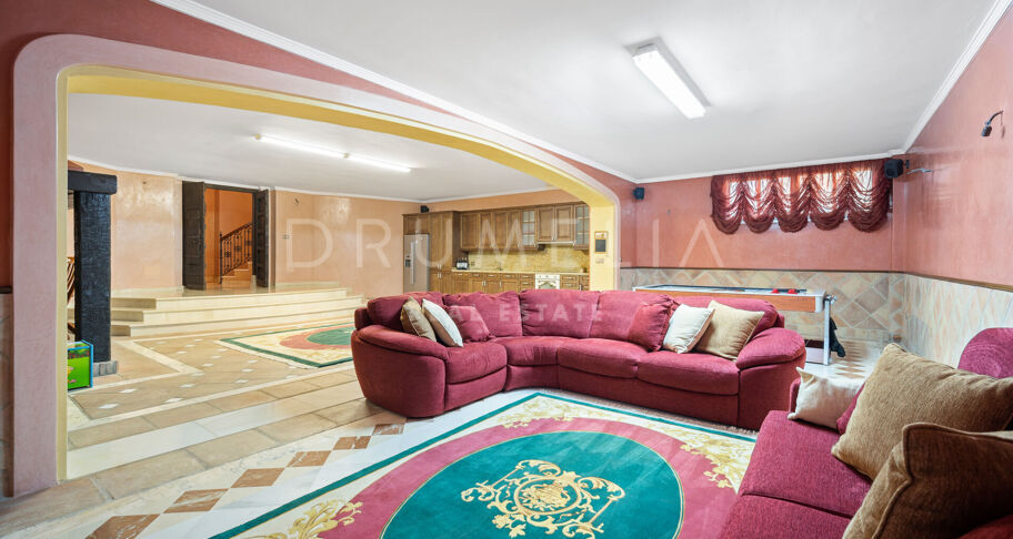Luxury Mediterranean-style villa with sea views in high-end Sierra Blanca, Marbella Golden Mile