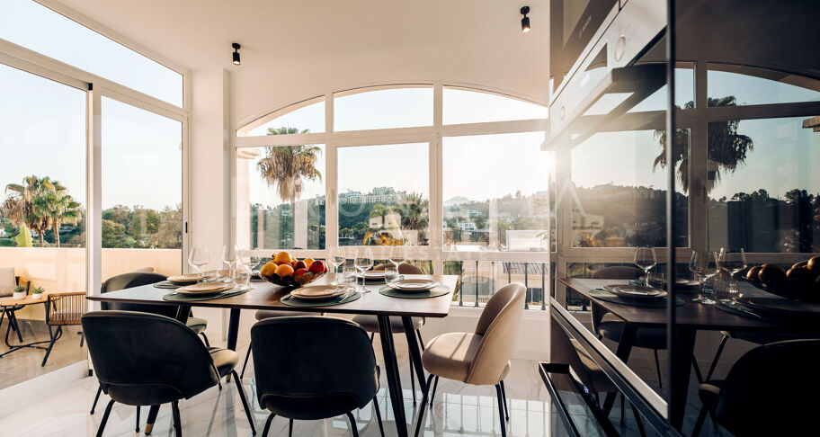 Renovierte moderne Wohnung mit Panoramablick auf das Meer zu verkaufen in La Quinta Hills, Benahavis