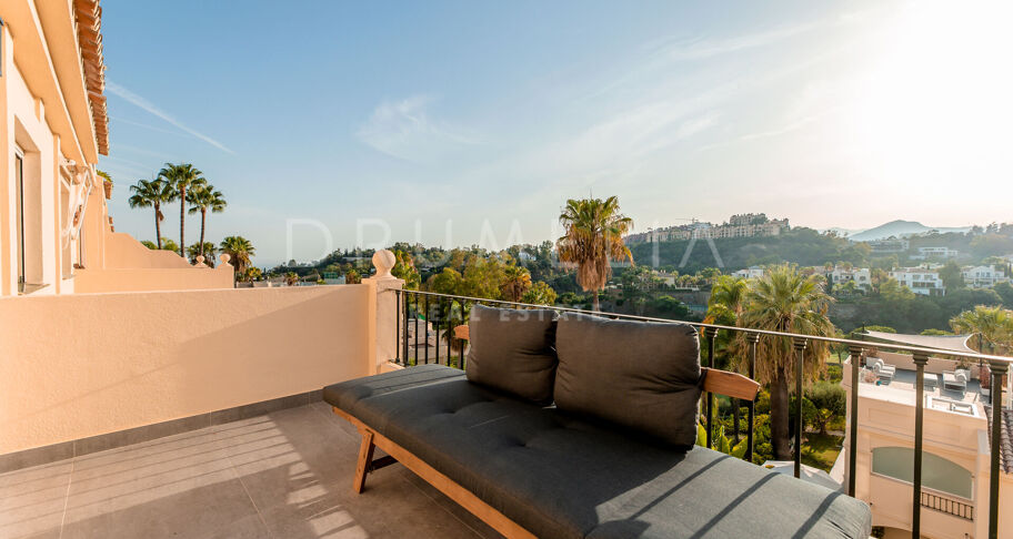 Renovierte moderne Wohnung mit Panoramablick auf das Meer zu verkaufen in La Quinta Hills, Benahavis