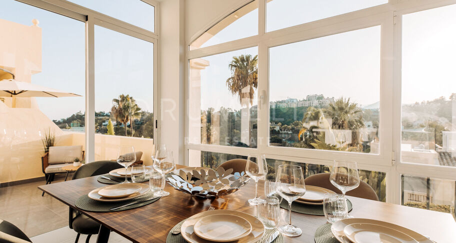 Renovierte moderne Wohnung mit Panoramablick auf das Meer zu verkaufen in La Quinta Hills, Benahavis