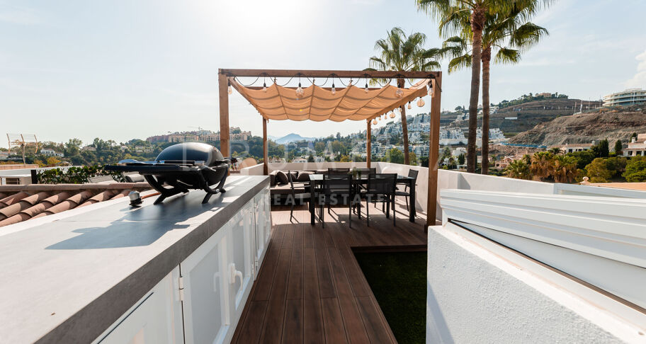Renovierte moderne Wohnung mit Panoramablick auf das Meer zu verkaufen in La Quinta Hills, Benahavis