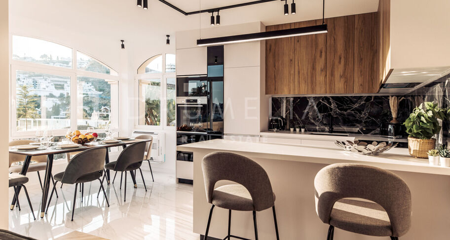 Renovierte moderne Wohnung mit Panoramablick auf das Meer zu verkaufen in La Quinta Hills, Benahavis