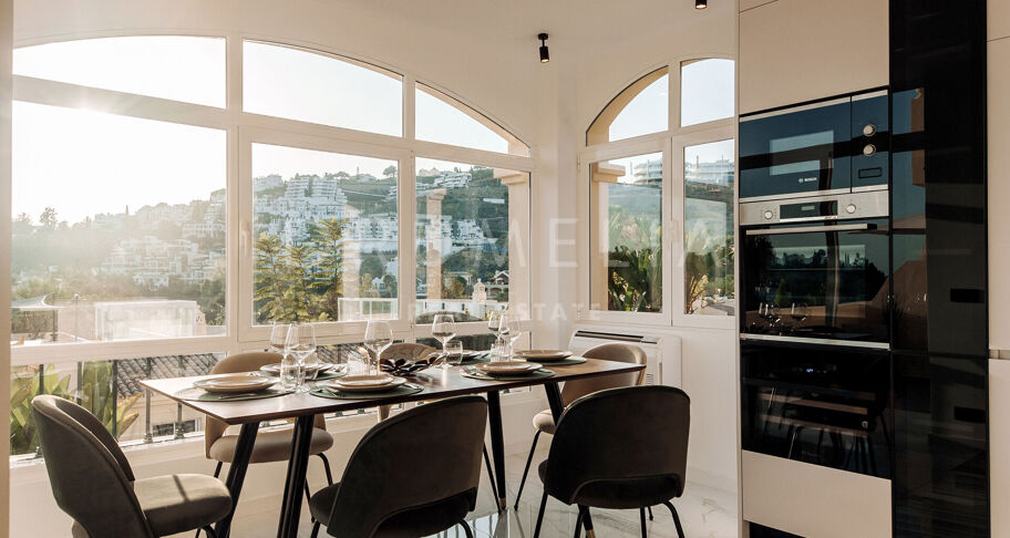 Renovierte moderne Wohnung mit Panoramablick auf das Meer zu verkaufen in La Quinta Hills, Benahavis