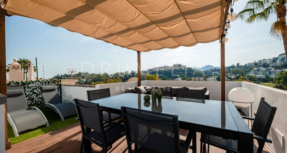 Renovierte moderne Wohnung mit Panoramablick auf das Meer zu verkaufen in La Quinta Hills, Benahavis