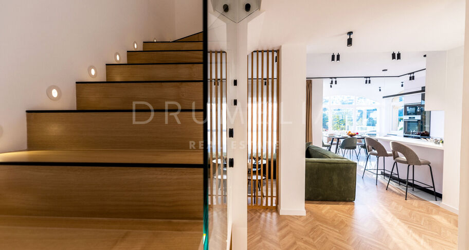 Renovierte moderne Wohnung mit Panoramablick auf das Meer zu verkaufen in La Quinta Hills, Benahavis