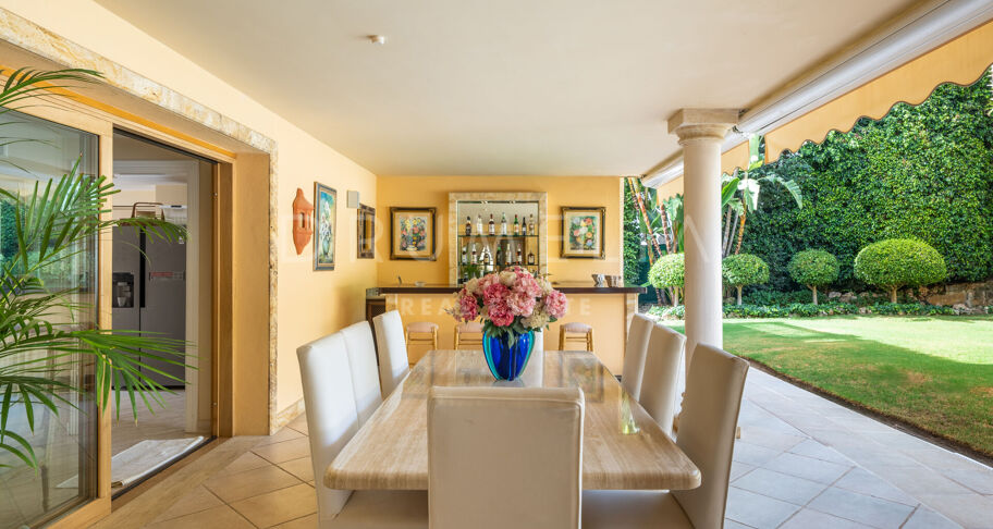 Wunderschöne klassische Villa im mediterranen Stil in Las Brisas, Nueva Andalucía, mit privatem Pool und Gästeapartment